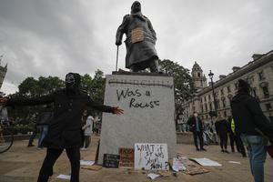 DŽONSON BESAN NA DEMONSTRANTE: Sramno je uništavati Čerčilov spomenik! Ne možemo da cenzurišemo našu istoriju i prošlost