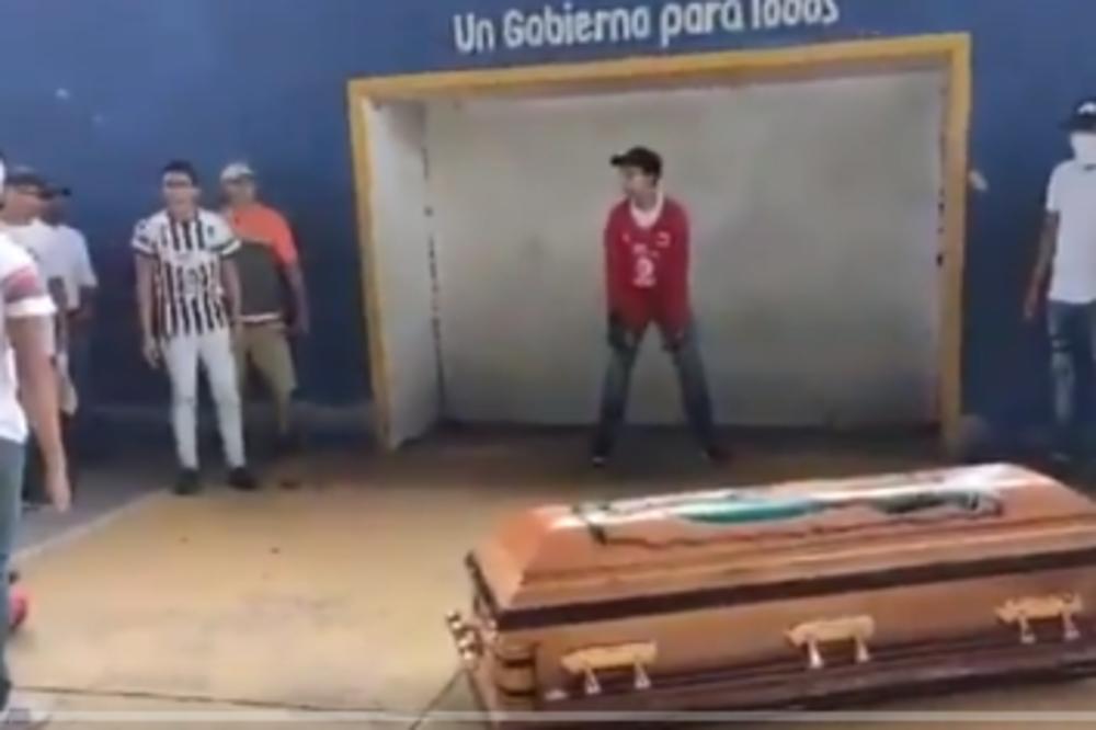 POSLEDNJI GOL POSTIGAO NA SOPSTVENOJ SAHRANI! POTRESAN PRIZOR na ispraćaju mladog meksičkog  fudbalera! VIDEO