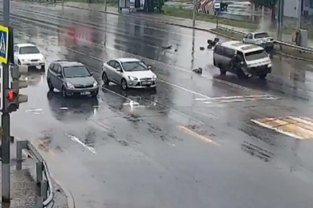 STRAVIČAN SUDAR U RUSIJI, DETE ISPALO IZ VOZILA: Vozač heroj spasao mališana, u zadnji čas ga sklonio sa ulice (VIDEO)
