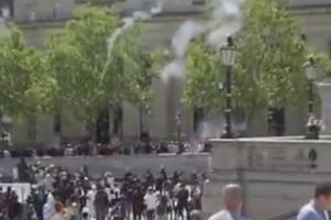 PALA KRV U LONDONU: Žestoki sukobi antirasističkih demonstranata sa braniocima spomenika! Policija ih jedva razdvojila!