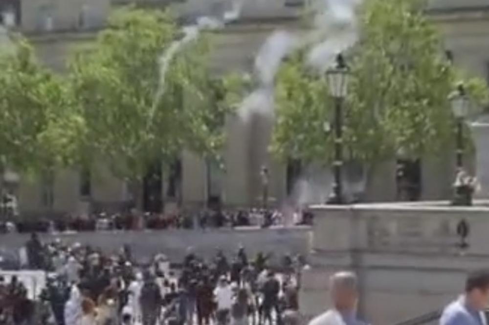 PALA KRV U LONDONU: Žestoki sukobi antirasističkih demonstranata sa braniocima spomenika! Policija ih jedva razdvojila!