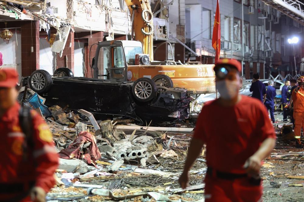 RASTE BROJ POGINULIH U EKSPLOZIJI CISTERNE U KINI: Nastradalo 18 ljudi, povređeno skoro 200, srušile se zgrade i fabrika