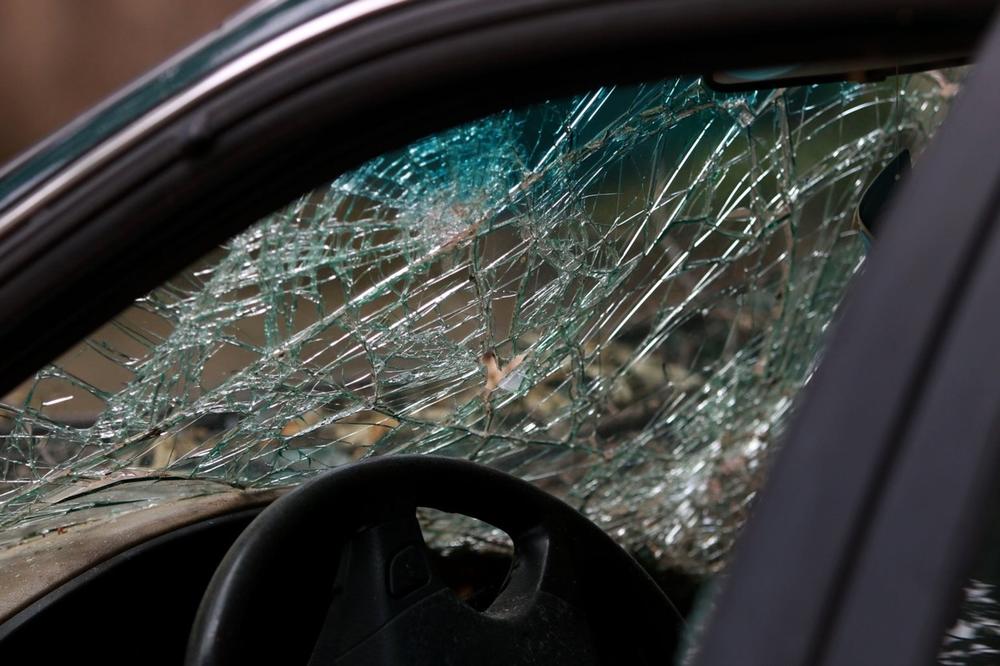 PODGORIČANIN (66) SLETEO U PROVALIJU I POGINUO: Spasioci jedva izvukli telo iz vozila