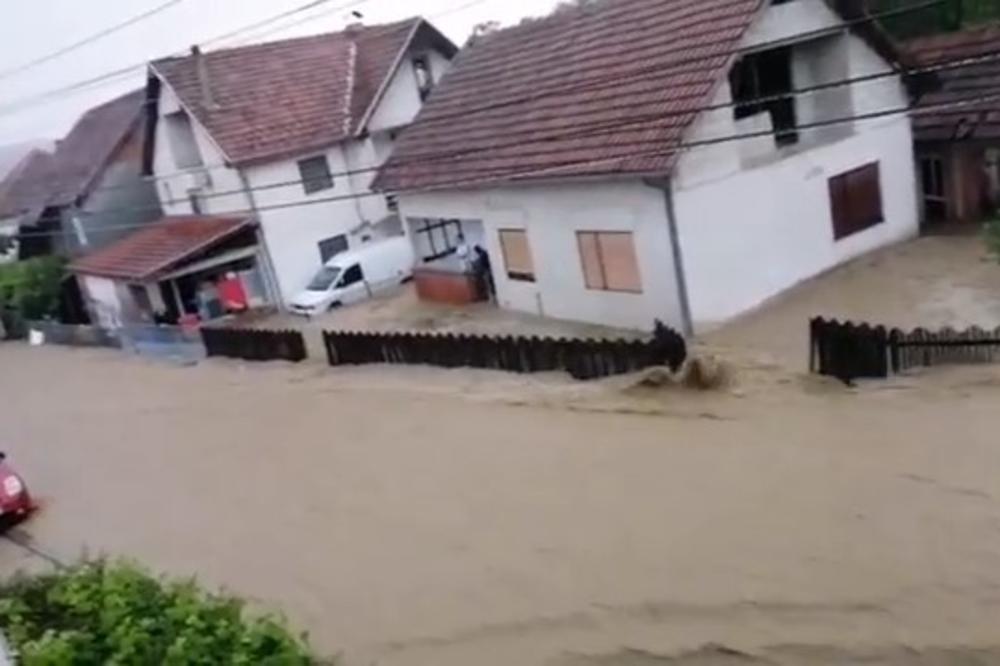 UŽAS U KRAGUJEVCU POSLE OLUJE: Kiša više ne zaobilazi najveći grad Šumadije, ulice postale podivljale reke (KURIR TV)