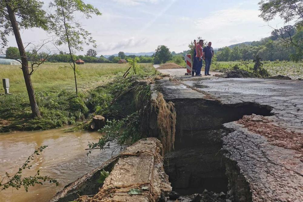 KIŠA NAPRAVILA HAOS U LUČANIMA: Bujica odnela most, u Guči poplavljena Elektrodistribucija FOTO