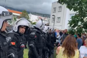 BUDVA ZABRANJENI GRAD! BLOKIRANI ULAZI SA SVIH STRANA! Policijska opsada, građani besni zbog hapšenja funkcionera! VIDEO