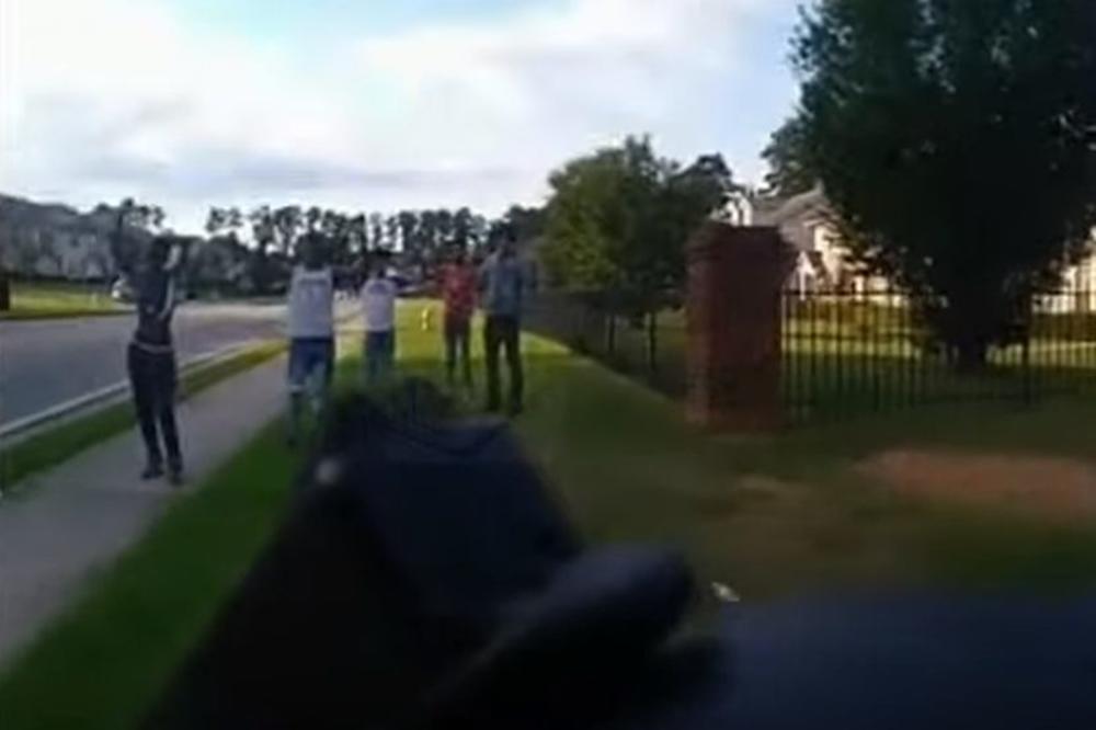 NE PRESTAJU INCIDENTI U SAD: Policajac uperio pištolj u grupu tinejdžera, građani ga molili da spusti oružje (VIDEO)
