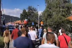 PLJEVLJA NA NOGAMA: Ogromna kolona vernika prati sveštenika Janjića koji je krenuo u stanicu granične policije (VIDEO)