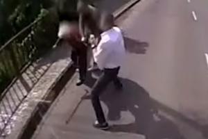 VOZAČ AUTOBUSA SPASAO STARICU OD LOPOVA: Video je kako pljačkaš napada baku, pa bez oklevanja izleteo iz vozila (VIDEO)