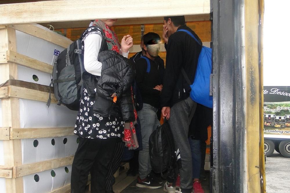 KRILI SE U KAMIONIMA: Srpski carinici u jednom danu otkrili 45 ilegalnih migranta!