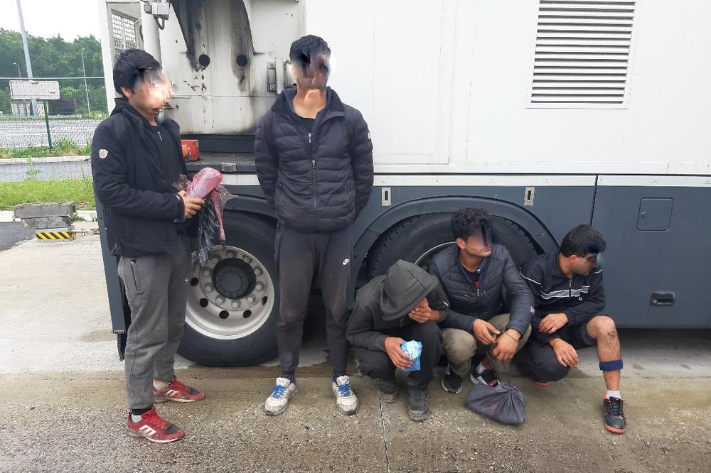 POKUŠAJ ŠVERCA U ZAPADNU EVROPU: Slovenačka policija pronašla 22 migranta u kamionima sa srpskim tablicama