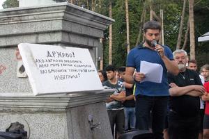 PROTEST GRAĐANA U BANJI KOVILJAČI: Hoćemo turiste, a ne ilegalne migrante! (FOTO)