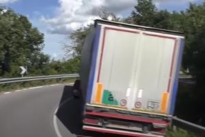 STRAVIČNE SLIKE SA MESTA NESREĆE! Slavnog sportistu udario kamion tokom trke, nalazi se u teškom stanju (VIDEO)