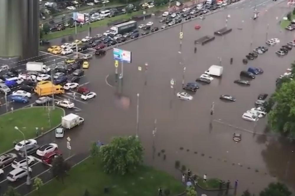 NEVIĐENI POTOP U MOSKVI: Automobili plivaju kao čamci, kiša toliko pada da se ništa ne vidi (VIDEO)