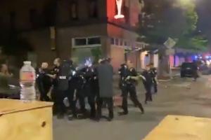 ANARHISTI OKUPIRALI DEO SIJETLA, POLICIJA SE POVUKLA: Sada je mladić ubijen, a besna rulja je oterala policajce (VIDEO)