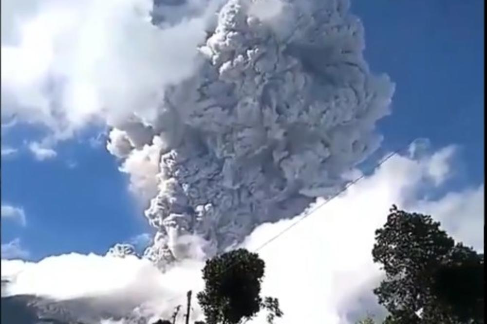 U ERUPCIJI OVOG VULKANA 2010. POGINULO JE 353 LJUDI! Danas je izbacio oblak pepela u visinu od 6.000 METARA! (VIDEO)
