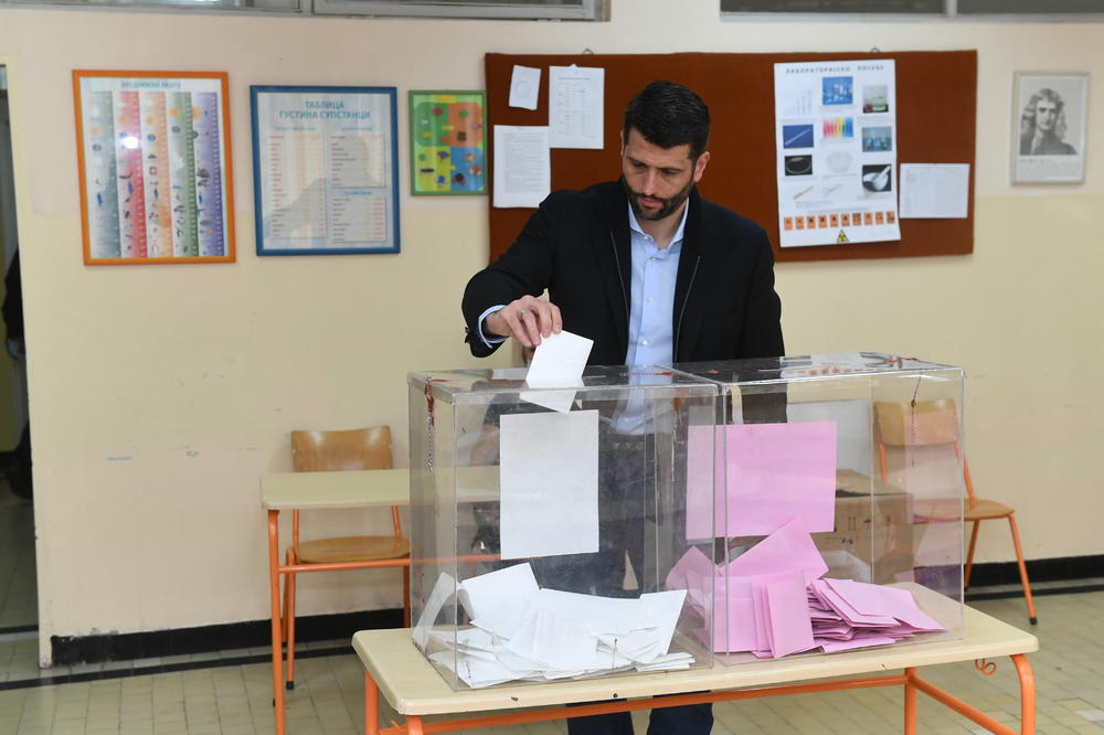 ŠAPIĆ GLASAO NA NOVOM BEOGRADU: Pozvao građane da izađu na izbore