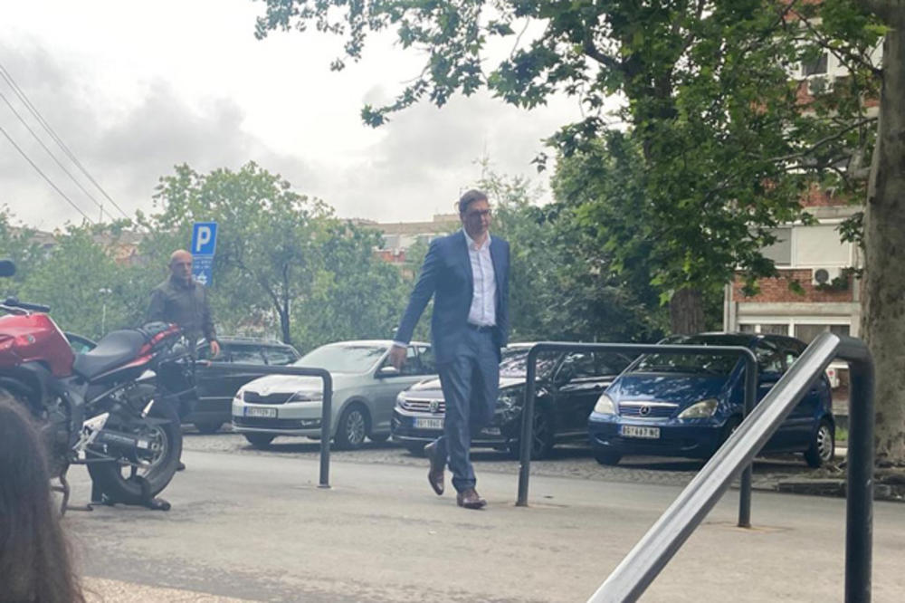 PREDSEDNIK SPREMAN ZA IZBORNU NOĆ: Aleksandar Vučić stigao u štab SNS (KURIR TV)