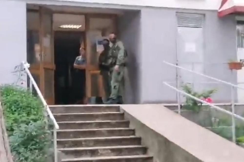 DRAMA U HRVATSKOJ: Muškarac se zaključao u stanu i preti nožem, došla i specijalna policija (VIDEO)