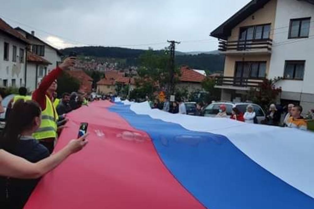 PLJEVLJACI POVELI PRAVU BITKU ZASTAVAMA: Crnogorska obeležja menjaju našim trobojkama! Čak i kuće farbaju u boje srpske zastave!
