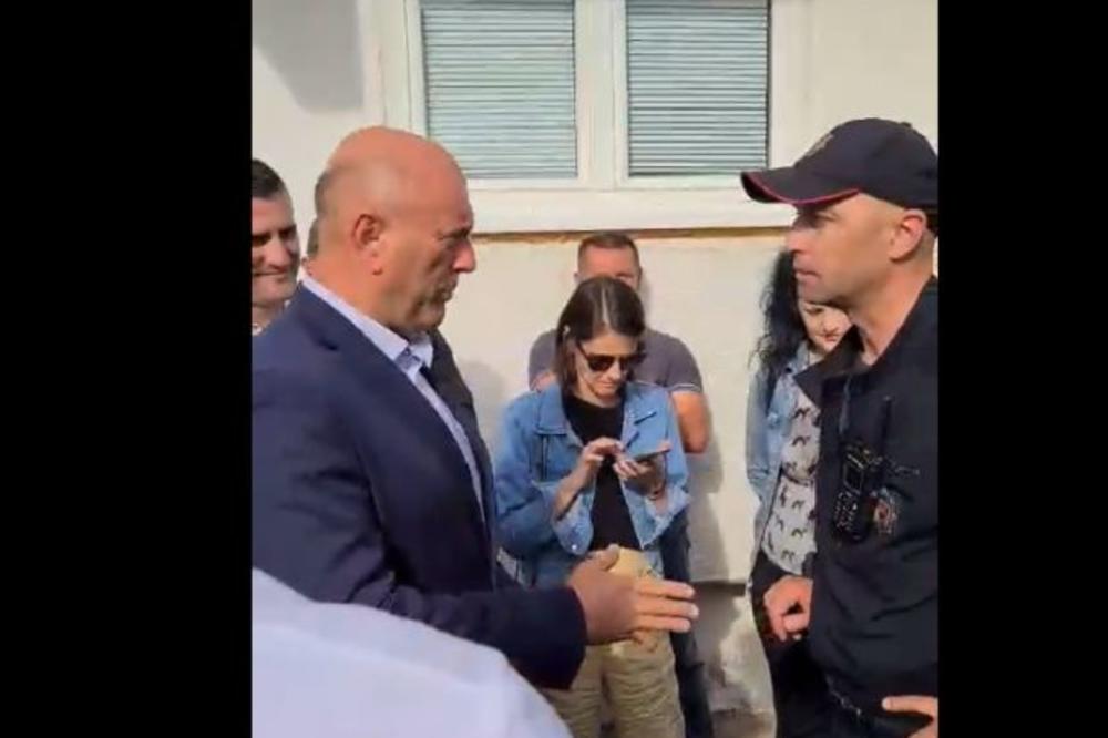 CAREVIĆ I RADOVIĆ PRED VRATIMA OPŠTINE U BUDVI: Milo doveo policiju iz Podgorice da blokira ulaz! HAOS NA POMOLU (VIDEO)