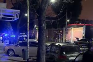 DRAMA U BUENOS AJRESU: Auto se zakucao u kapiju kineske ambasade! Policija je na licu mesta, blokirali ulicu (VIDEO)