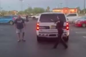 DRAMA U ARIZONI: Muškarac pretio policajki nožem! Ona ga upozorila da spusti oružje, a onda je pucala na njega (VIDEO)
