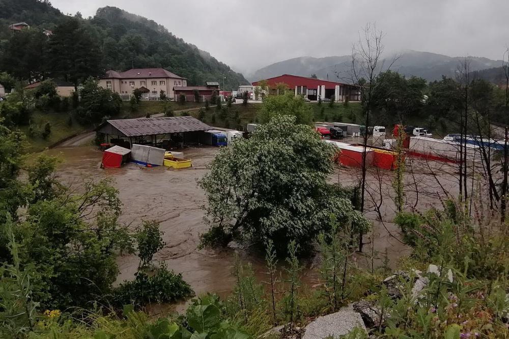 OD POŽEGE DO IVANJICE UNIŠTENI ZASADI MALINE, VOĆA I POVRĆA: Stariji kažu, ovo je gore i od najgore poplave iz 1965.