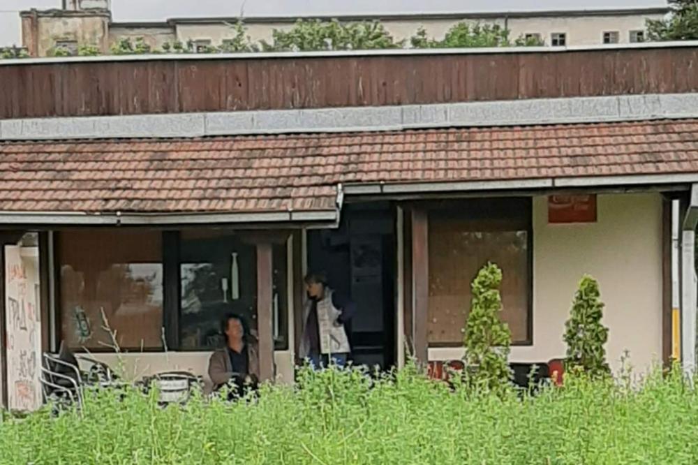 KRVAVA NOĆ U KAFANI ŠTAJGA: Pijani razjareni gost se sukobio sa gostima pa nožem izbo vlasnika lokala u Kragujevcu