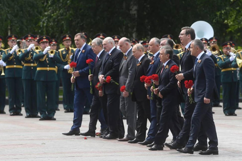 VUČIĆ PO ZAVRŠETKU DEFILEA VOJSKE: Predsednik s Putinom položio cveće na spomenik Neznanom junaku FOTO