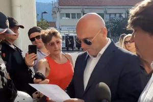 POLICIJSKI KORDON ISPRED OPŠTINE BUDVA: Carević i Radović zaustavljeni na ulazu, pozvali građane da se raziđu (VIDEO)