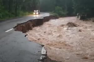 RUMUNIJU POGODILE NAJGORE POPLAVE U POSLEDNJIH 200 GODINA: Bujice nose sve pred sobom, kuće poplavljene (VIDEO)