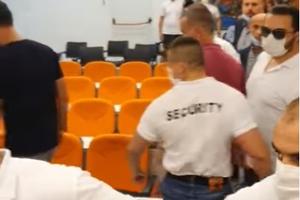 HAOS U BUDVI: Suzavac na sednici, privedeno 5 odbornika! Privatno obezbeđenje upalo u salu! (VIDEO)