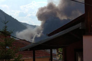 VELIKI POŽAR U PRIBOJU: Pogledajte kako gori proizvodni pogon fabrike! Vatrogasci se bore sa vatrenom stihijom KURIR TV