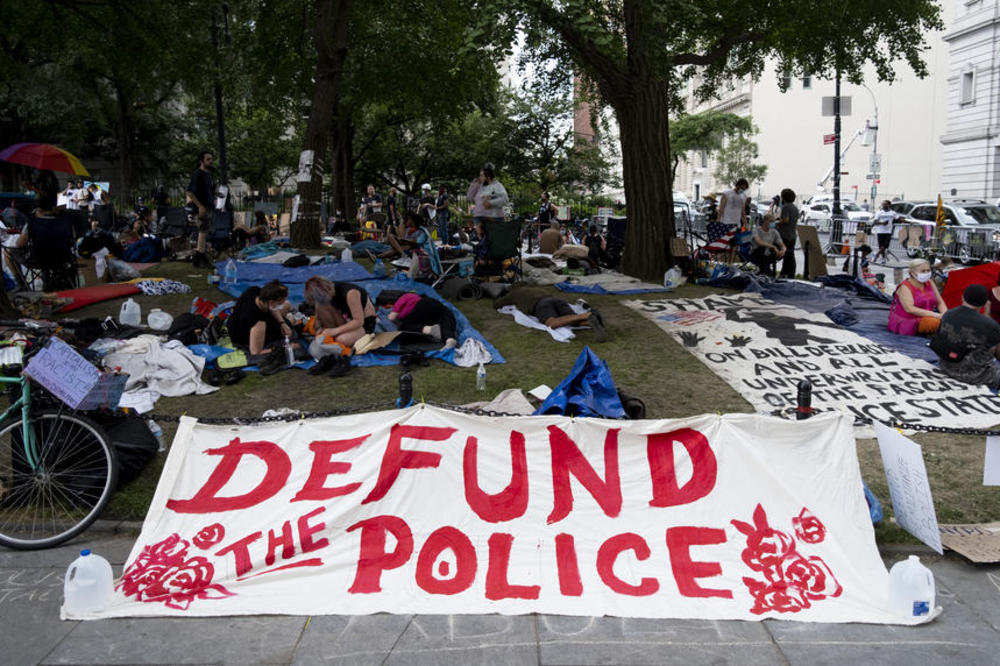 NE PRESTAJE BES PREMA POLICIJI: Demonstranti u Njujorku traže manji bužet policiji za MILIJARDU dolara! (FOTO)