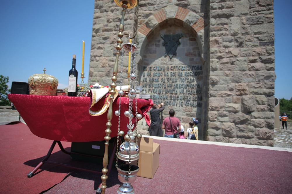 BEZ SKUPA NA GAZIMESTANU ZA VIDOVDAN: Okupljanje u porti manastira Gračanica zbog bezbednosti