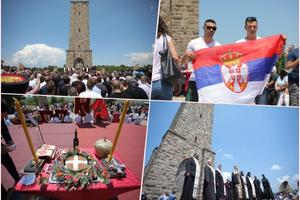 OBELEŽEN VIDOVDAN NA GAZIMESTANU Preko 1.000 ljudi došlo da oda počast KOSOVSKIM JUNACIMA! Viore se SRPSKE ZASTAVE FOTO