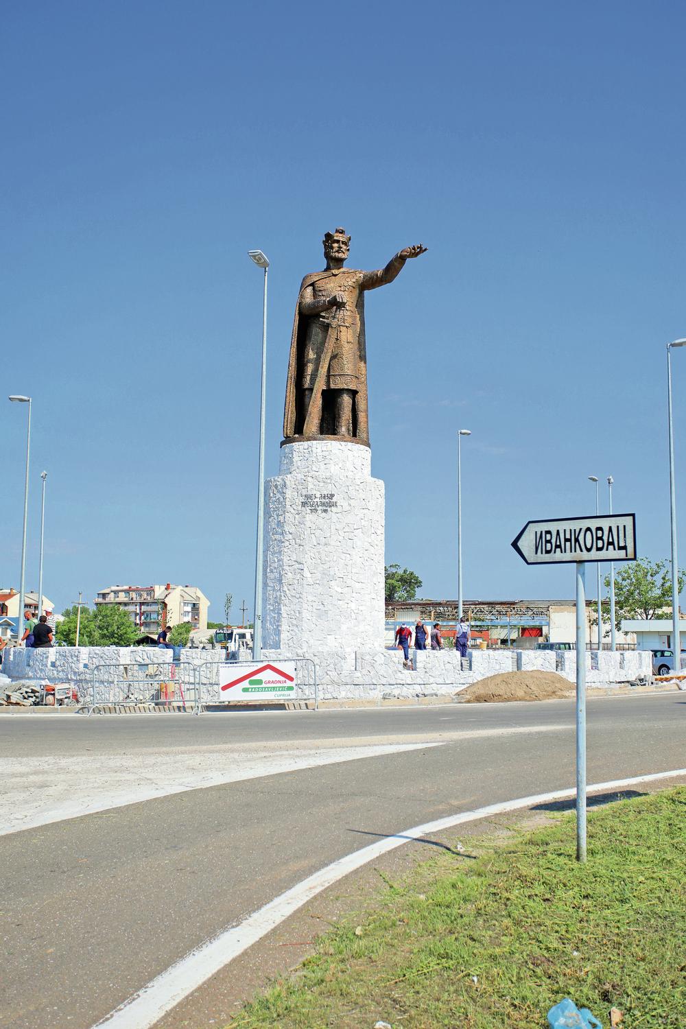 Spomenik knezu Lazaru na izlazu iz Ćuprije ka Ravanici