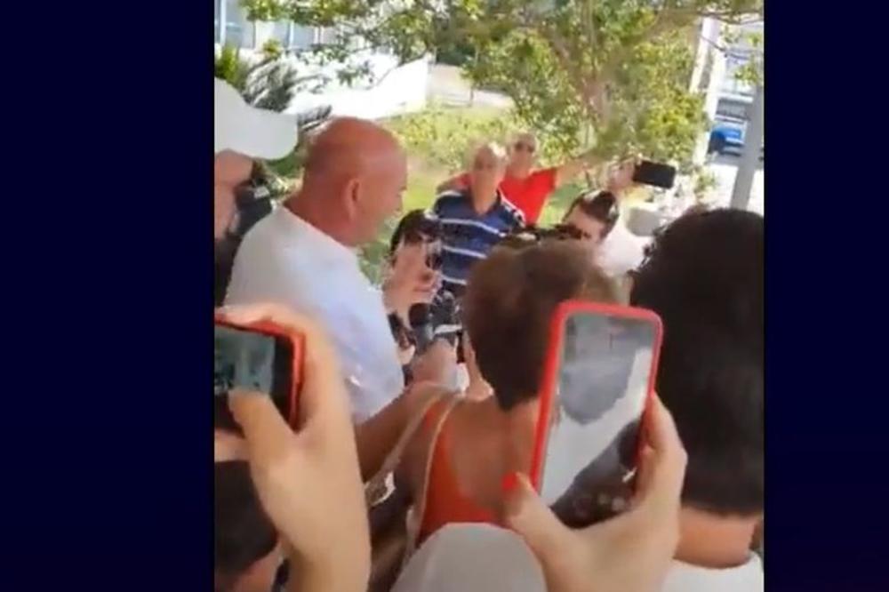 ZGRADA OPŠTINE BUDVA PONOVO POD OPSADOM: Privatno obezbeđenje uručilo Careviću i Radoviću rešenja o razrešenju (VIDEO)