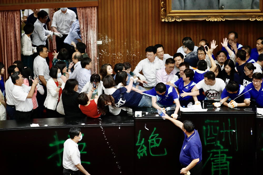 JOŠ JEDNA TUČA U TAJVANSKOM PARLAMENTU: Poslanici opozicione stranke uspeli da uđu u skupštinsku salu, zauzeli govornicu