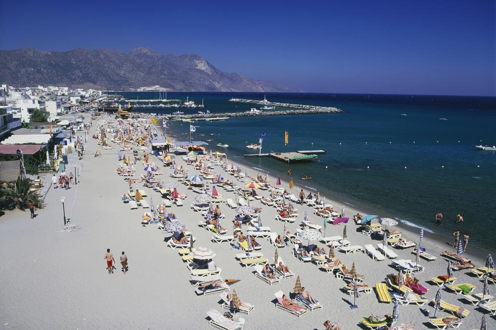 GRČKI MINISTAR NI NE MISLI NA SRBE: Turisti iz Evropske unije imaju prioritet za letovanje!