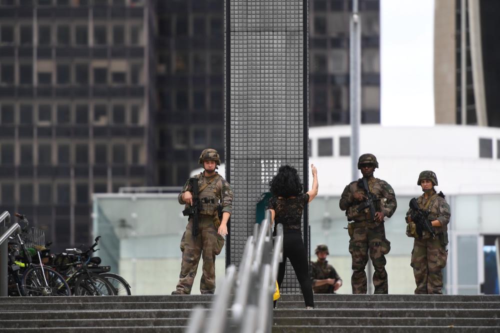 DRAMA U PARIZU: Naoružan čovek šeta tržnim centrom! Zgrada evakuisana, zatvorena metro stanica