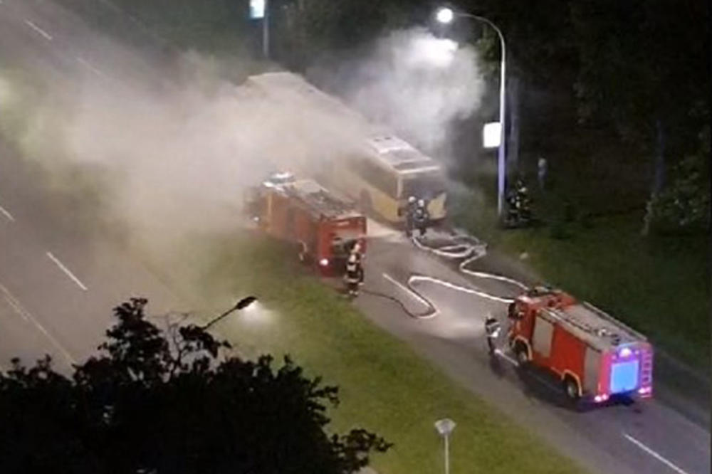 IZGOREO AUTOBUS GSP: Veliki plamen zahvatio vozilo na Novom Beogradu (FOTO)