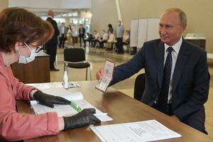 GRAĐANI RUSIJE ODLUČUJU O IZMENAMA USTAVA: Glasao i Putin, pojavio se na biračkom mestu u Moskvi (VIDEO)