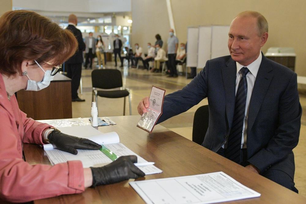 GRAĐANI RUSIJE ODLUČUJU O IZMENAMA USTAVA: Glasao i Putin, pojavio se na biračkom mestu u Moskvi (VIDEO)