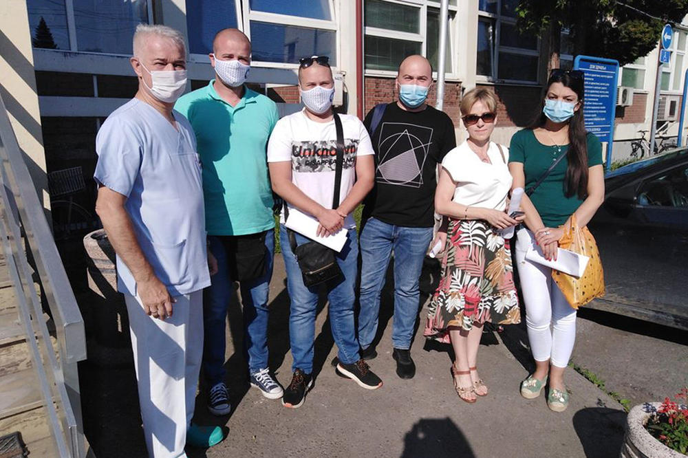 ISPRAĆENE EKIPE: Medicinari iz Kraljeva krenuli u pomoć kolegama u Kragujevcu i Novom Pazaru