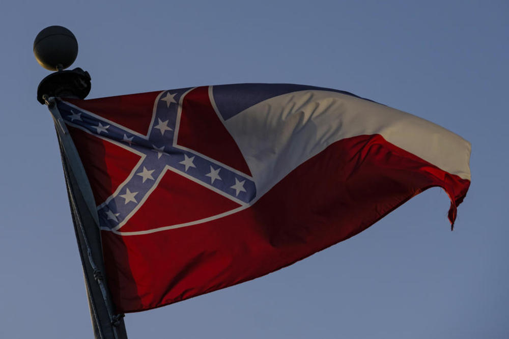 MISISIPI IPAK POKLEKAO Poslednja država SAD skida sa svoje zastave simbol Konfederacije, koji neki smatraju rasističkim