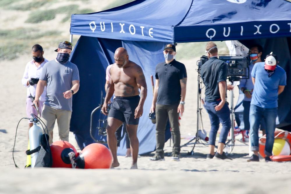 CEO LOS ANĐELES GLEDAO U LEGENDARNOG BOKSERA: Kada se Majk Tajson (54) pojavio na plaži SVI SU OSTALI ŠOKIRANI! (FOTO)