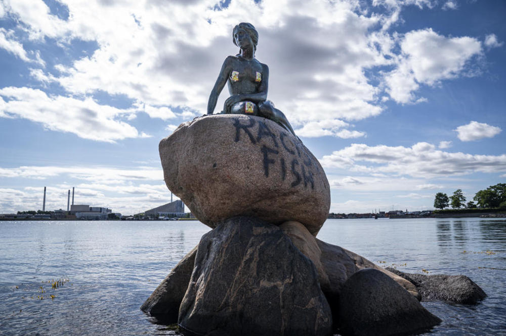 UDARILI I NA BAJKE: Na spomeniku Male sirene u Kopenhagenu osvanula poruka RASISTIČKA RIBA! (FOTO)