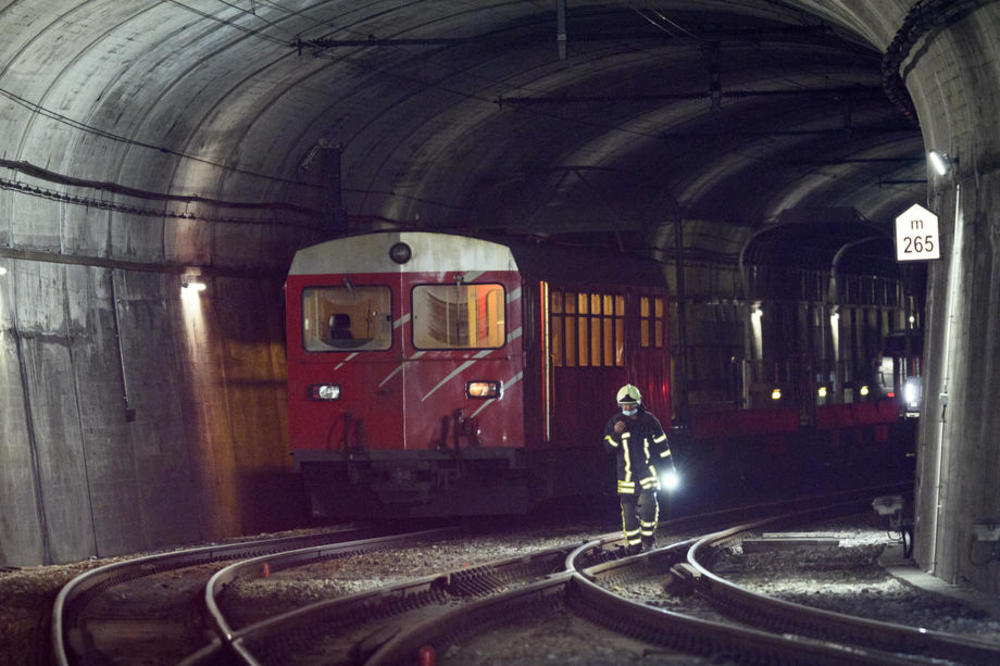 SUDAR VOZOVA U TUNELU U ŠVAJCARSKIM ALPIMA: Kompozicija sa 15 vagona bočno udarila u voz sa putnicima! (FOTO)